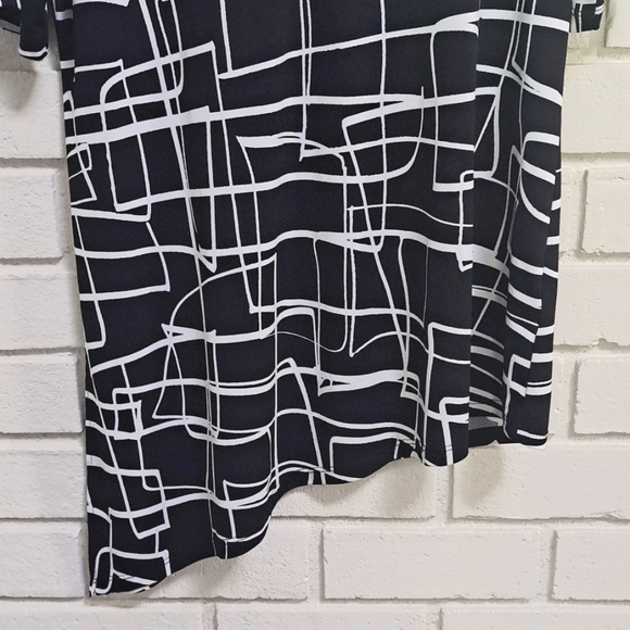 Susan Graver Black/White Short Sleeve  Slanted Bottom Hem Tunic. Size Medium NWO - Picture 4 of 11